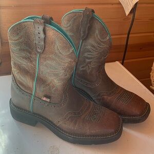 NWOT JUSTIN BOOTS GYPSY BROWN WITH TEAL STITCH WO  I’ll MENS 8 B